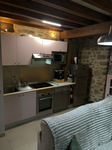 Cocina abierta al salón en casa MásQuimera