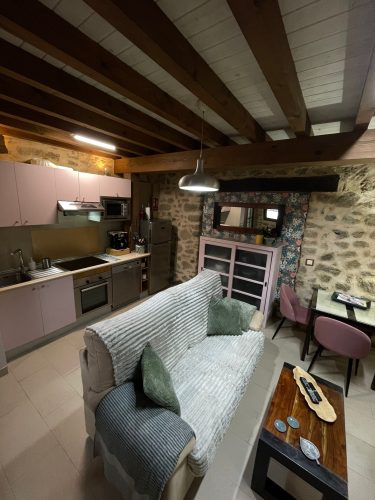 Salón comedor en casa rural MásQuimera para parejas