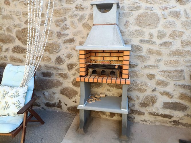 Barbacoa en el patio privado de Casa Quimera, casa rural en Gredos